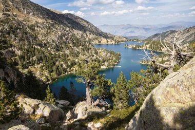 Aigestortes y Sant Maurici 'nin doğal parkında (Estany Negre), nehir ve gölü olan Pirenes Vadisi' nin güzel manzarası.