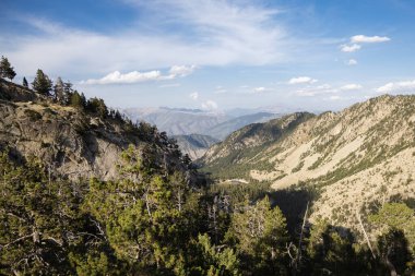 Aigestortes y Estany de Sant Maurici, Pyrenees vadisinde nehir ve gölü olan doğal parkın güzel manzarası.