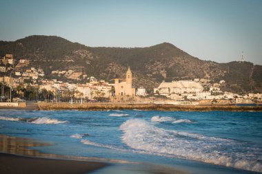 Sitges 'in güzel kasabası, Sitges' deki sahil manzarası.