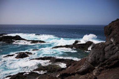 Tenerife 'de mavi okyanuslu kara koy, siyah voulcanic kumu