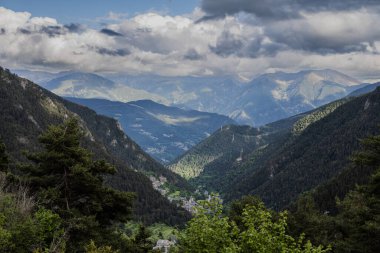 Yazın yeşil dağların manzarası, Arinsal, Andorra