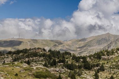 Andorra 'da yaz aylarında Pireneler' in manzarası