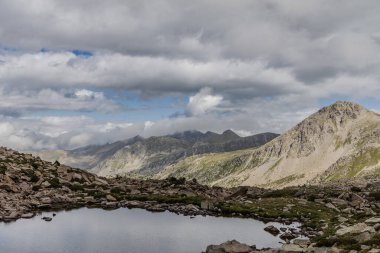 Estany del Cap Pessons, Andorra 'nın Pirenes dağlarında Pessons Gölü, yaz zamanı
