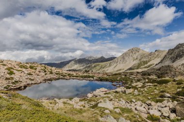 Estany del Cap Pessons, Andorra 'nın Pirenes dağlarında Pessons Gölü, yaz zamanı