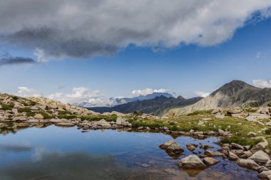 Estany del Cap Pessons, Andorra 'nın Pirenes dağlarında Pessons Gölü, yaz zamanı
