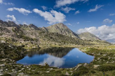 Estany del Cap Pessons, Andorra 'nın Pirenes dağlarında Pessons Gölü, yaz zamanı