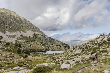 Estany del Cap Pessons, Andorra 'nın Pirenes dağlarında Pessons Gölü, yaz zamanı