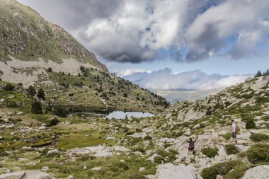 Estany del Cap Pessons, Andorra 'nın Pirenes dağlarında Pessons Gölü, yaz zamanı