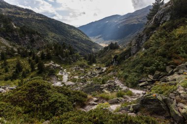 Vall d 'incles, dağlardaki vadi yağmurdan sonra, fırtınalı bulutlar