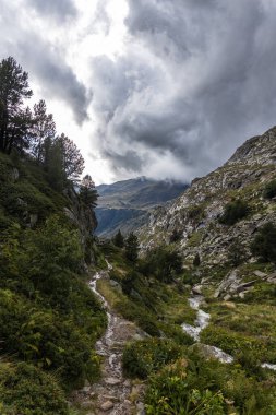 Vall d 'incles, dağlardaki vadi yağmurdan sonra, fırtınalı bulutlar