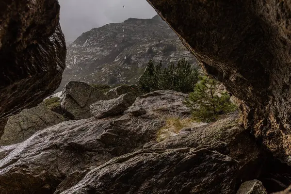 Vall d 'incles, dağlardaki vadi yağmurdan sonra, fırtınalı bulutlar