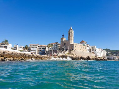 Kilisenin deniz manzarası Sant Bartomeu ve Santa Tecla Sitges