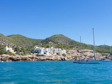 Denizden beyaz yat manzarası, dağda beyaz evler, lüks hayat, Sitges, Punta gaviota, İspanya