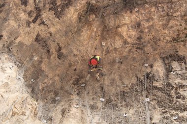 Dağcı modeli kayalara yerleştirildi