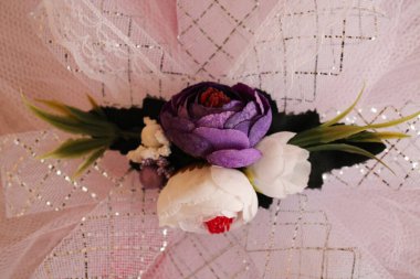 Renkli yapay gül çiçekleri.