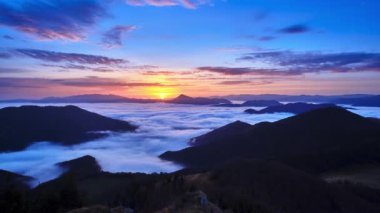 Ulusal parktaki dağda güneş ve güzel bulutlarla dramatik bir gün doğumu, Slovakya 'nın 45' lik Timelapse 'i. Yüksek kalite 4k görüntü