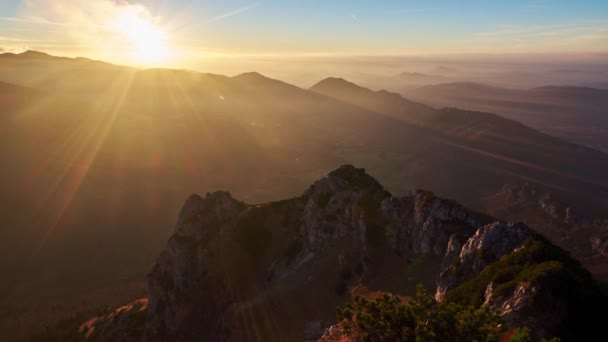 Time Lapse Gouden Zonsondergang Boven Scherpe Rotsachtige Bergen Een Prachtig — Stockvideo