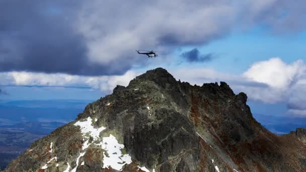 Toppar Bergstoppar Med Snö Räddningshelikopter Över Toppen Berget Timelapse Högkvalitativ — Stockvideo