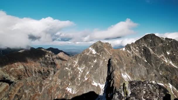 Cime Cime Rocciose Montagna Con Neve Elicottero Soccorso Raccoglie Persone — Video Stock