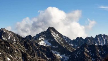 Ulusal parktaki Alp kayalıkları bulutları oluşturur. Yüksek kalite 4k görüntü