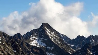 Ulusal parktaki Alp kayalıkları bulutları oluşturur. Timelapse 4K Yüksek kalite 4K görüntü