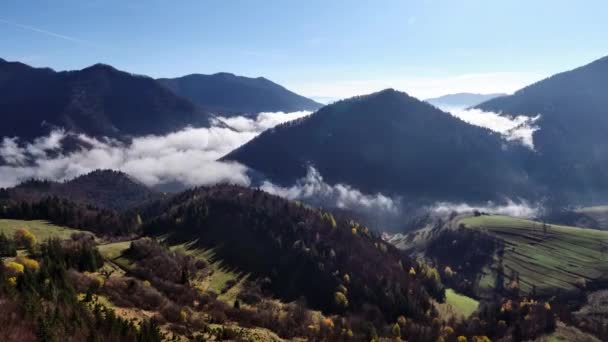 Górski Krajobraz Otoczony Mgłą Niskich Chmur Wysokiej Jakości Materiał — Wideo stockowe