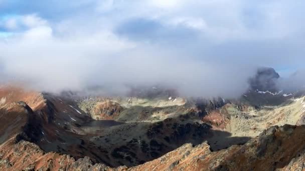 Herfst Berglandschap Wolken Passeren Bergkam Licht Schaduw Van Wolken Het — Stockvideo