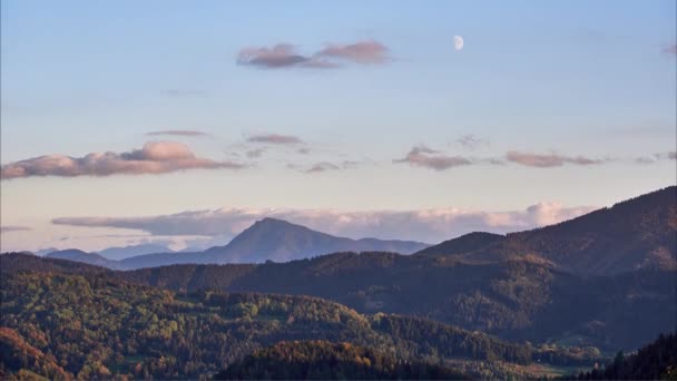Jesienny Las Górski Krajobraz Zmierzchu Księżyc Błękitnym Niebie Timelapce Stock — Wideo stockowe