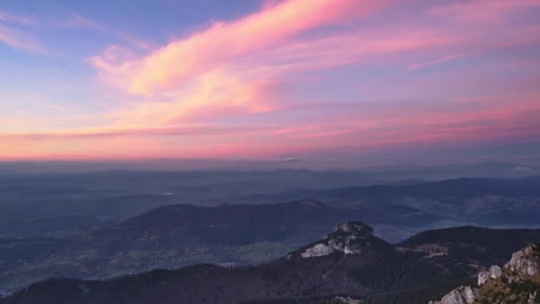 Warme Kleuren Van Wolken Bij Schemering Een Rotsachtig Bos Berglandschap — Stockvideo
