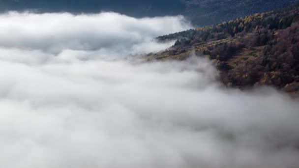 Niskie Chmury Inwersyjne Krajobraz Górski Wsi Skraju Lasu Jesienią Timelapse — Wideo stockowe