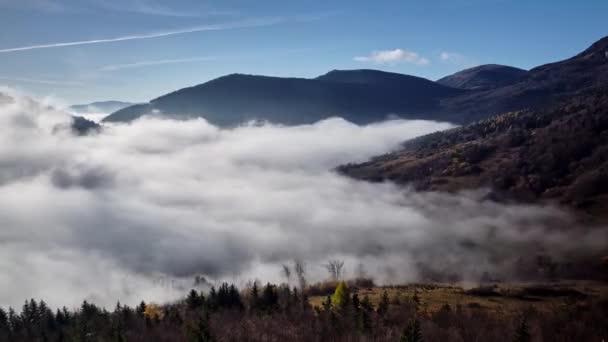 Niedrige Inversionswolken Bäuerliche Berglandschaft Der Schönen Natur Des Waldes Herbst — Stockvideo