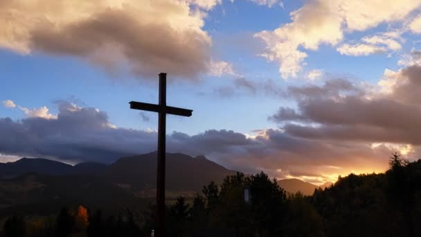 Christliches Kreuz Der Ländlichen Berglandschaft Wolken Blauen Himmel Der Abenddämmerung — Stockvideo
