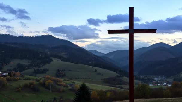 Cruce Creștină Peisajul Rural Montan Nori Cerul Albastru Apus Timelapse — Videoclip de stoc