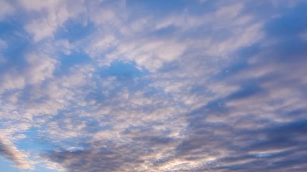 Fundo Azul Céu Com Nuvens Nuvens Altocumulus Time Lapse Imagens — Vídeo de Stock