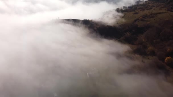 Sisin Hava Aracı Görüntüsü Orman Dağ Manzarasında Bulut Tepkisi Yüksek — Stok video