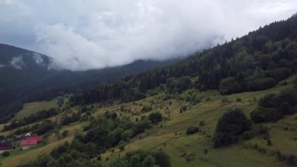 Misty Berghout Vanuit Vogelperspectief Luchtfoto Weelderige Wolken Bedekken Wilde Mistige — Stockvideo