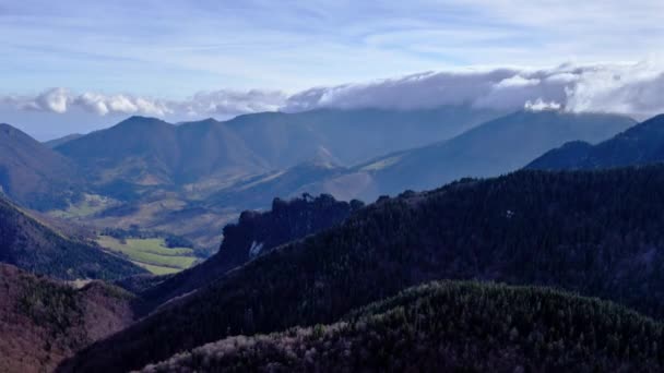 Wolken Morsen Bergkam Panorama Van Herfst Heuvelachtig Landschap Met Gemengd — Stockvideo