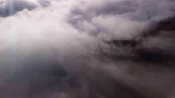 Luftdrone Visning Tåge Sky Inversion Skov Bjerglandskab Høj Kvalitet Optagelser – Stock-video