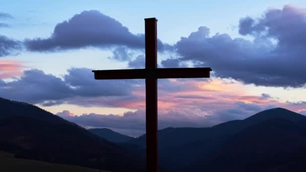 Chrześcijański Krzyż Górskim Wiejskim Krajobrazie Chmury Błękitnym Niebie Zmierzchu Czas — Wideo stockowe