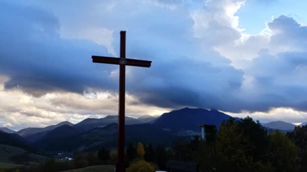 Cruz Cristiana Paisaje Rural Montaña Nubes Cielo Azul Anochecer Timelapse — Vídeos de Stock
