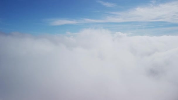 Cámara Desciende Espesa Niebla Sobre Hermoso Océano Nubes Bajo Las — Vídeo de stock