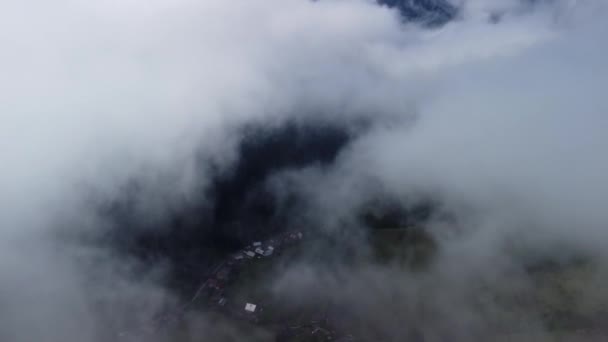霧霧がスプルースの森の上に吹く 霧の日の間に山の丘の上のトウヒの森の空中ショット 午前中の低 中央の雲 ドローンビュー 鳥の目のビュー リアルタイム映像 — ストック動画