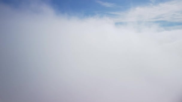 Gyönyörű Sűrű Bolyhos Felhőkben Repül Csodálatos Időhasadék Lágy Fehér Felhőkből — Stock videók