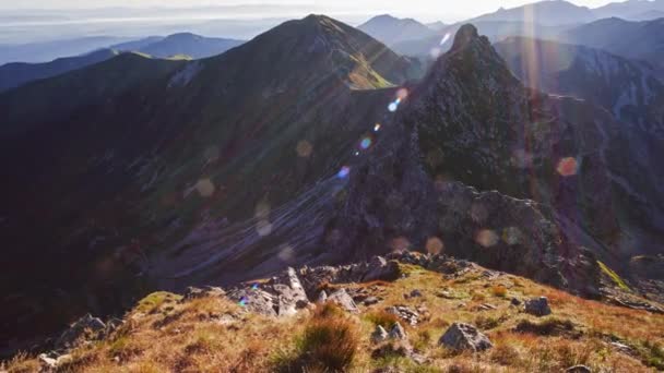Панорамный Снимок Альпийских Скалистых Вершин Утренних Лучах Солнца Высококачественные Кадры — стоковое видео