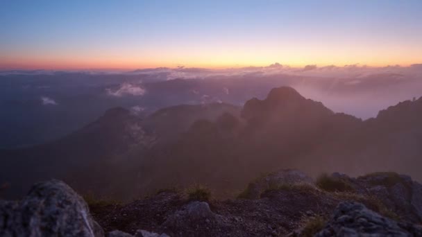 Nebeliger Morgen Auf Einem Felsigen Alpinen Berg Wolken Wehen Über — Stockvideo