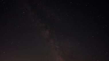 Parlayan yıldızlar ve Samanyolu ile gece yıldızlı gökyüzü. Yüksek kalite 4k görüntü