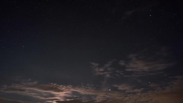 Cielo Notturno Con Nuvole Algali Luna Splende Tra Nuvole Notte — Video Stock