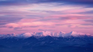 Yüksek Tatras, Slovakya 'nın karlı kış mevsimi günbatımında. Pastel renklerde renkli bulutlar. Yüksek kalite 4k görüntü