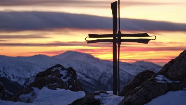 キリスト教徒の冬の山の上でキリスト教徒のカトリック教徒の十字架のパンショット イエスの十字架の十字架を記念して鉄の十字架を作ら — ストック動画