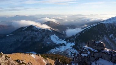 Bulutlar denizi, ulusal parktaki kış tepe üzerinde hareket eden sis. Yüksek kalite 4k görüntü
